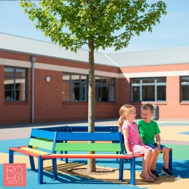 Banc infantil al voltant de l'arbre Silaos parvulari